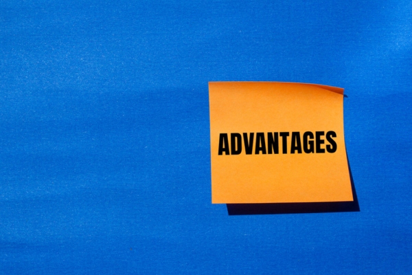 advantages written on a sticky note against a blue wall depicting AC humidity control