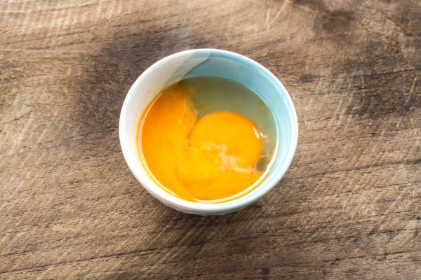image of a rotten egg in a bowl depicting tap water smell