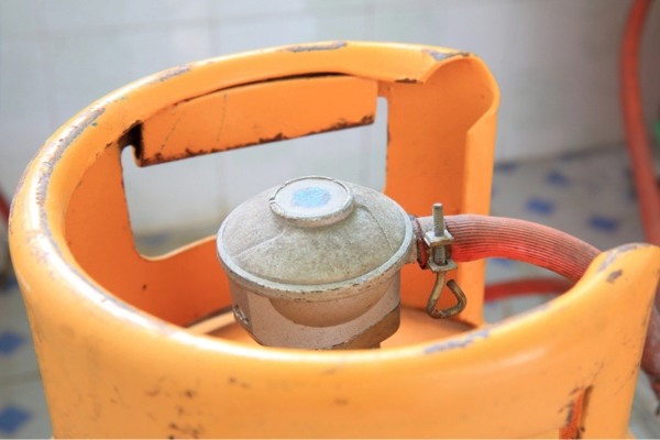 propane tank with a regulator installed