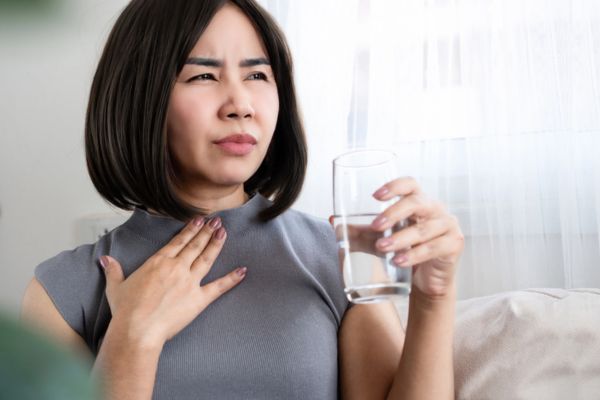 woman experiencing throat dryness